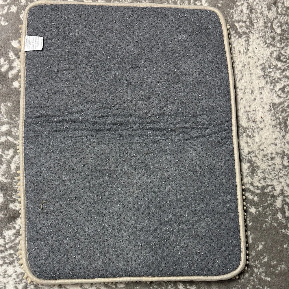 ❣️5|$25❣️ Plush Cream Bath Mat 17x23